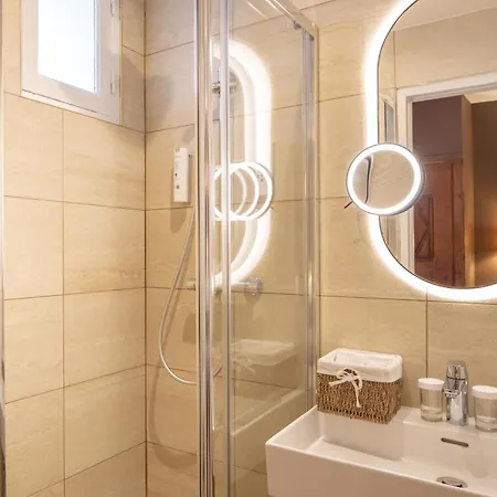 Des Deux Continents Hotel 3*