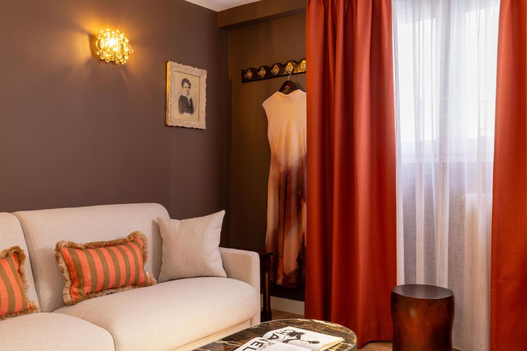 Des Deux Continents Hotel 3*