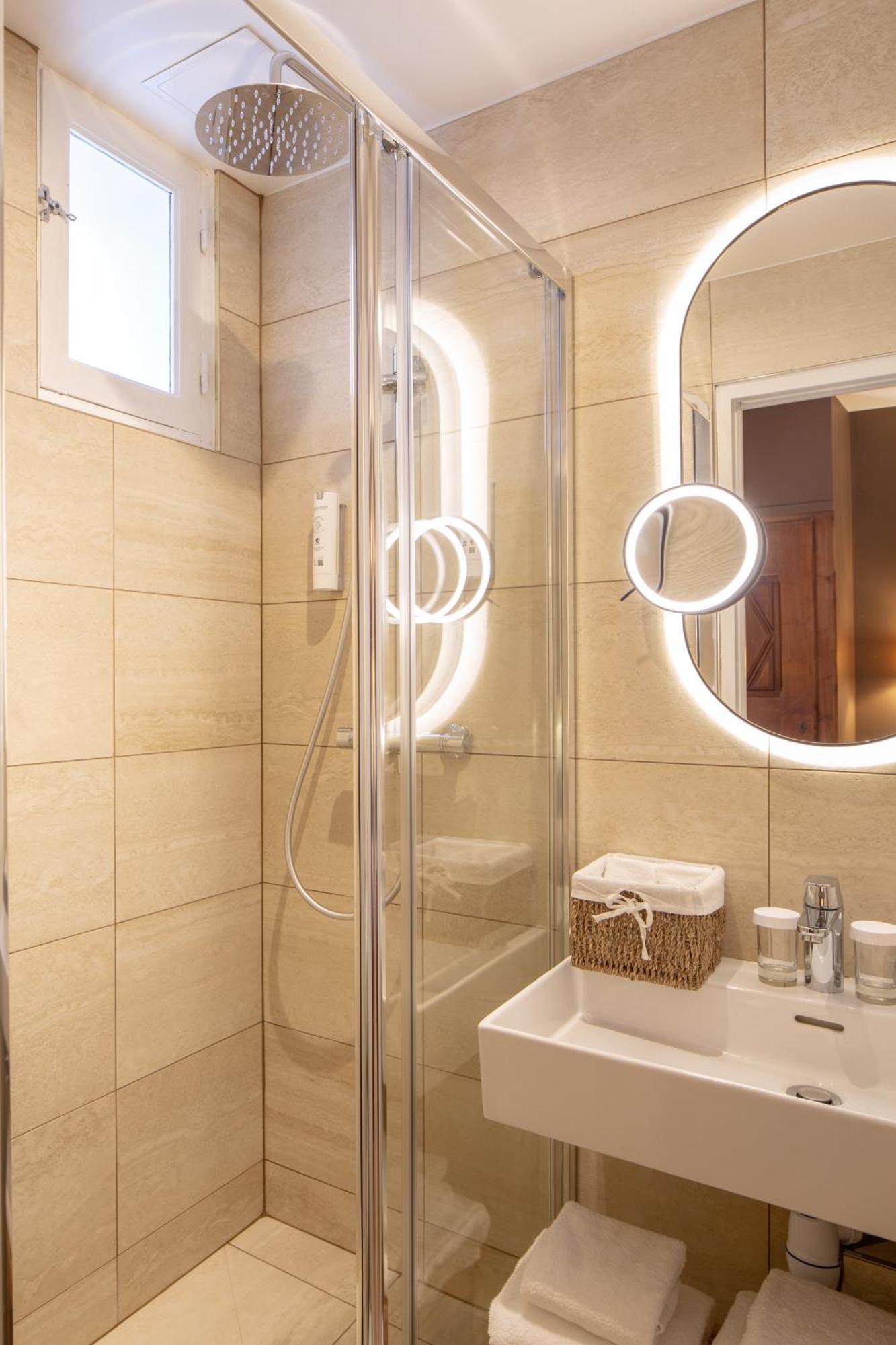 Des Deux Continents Hotel 3*